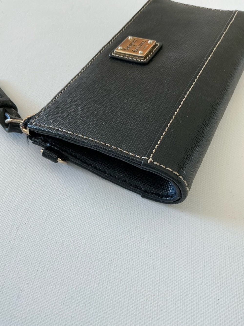 Dooney & Bourke Black Leather Zip Around Wallet Red Interior Logo Plaque - Picture 8 of 12
